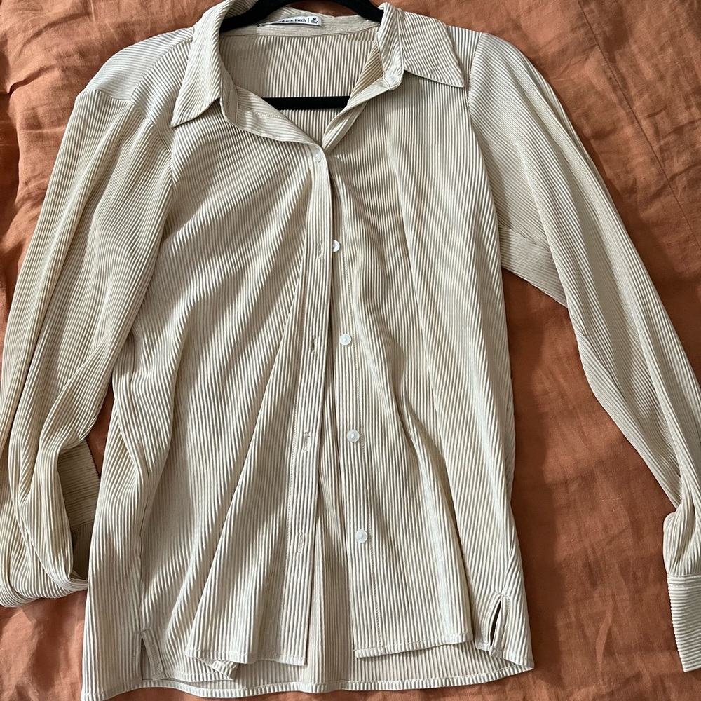 Abercrombie champagne pleated button down size medium